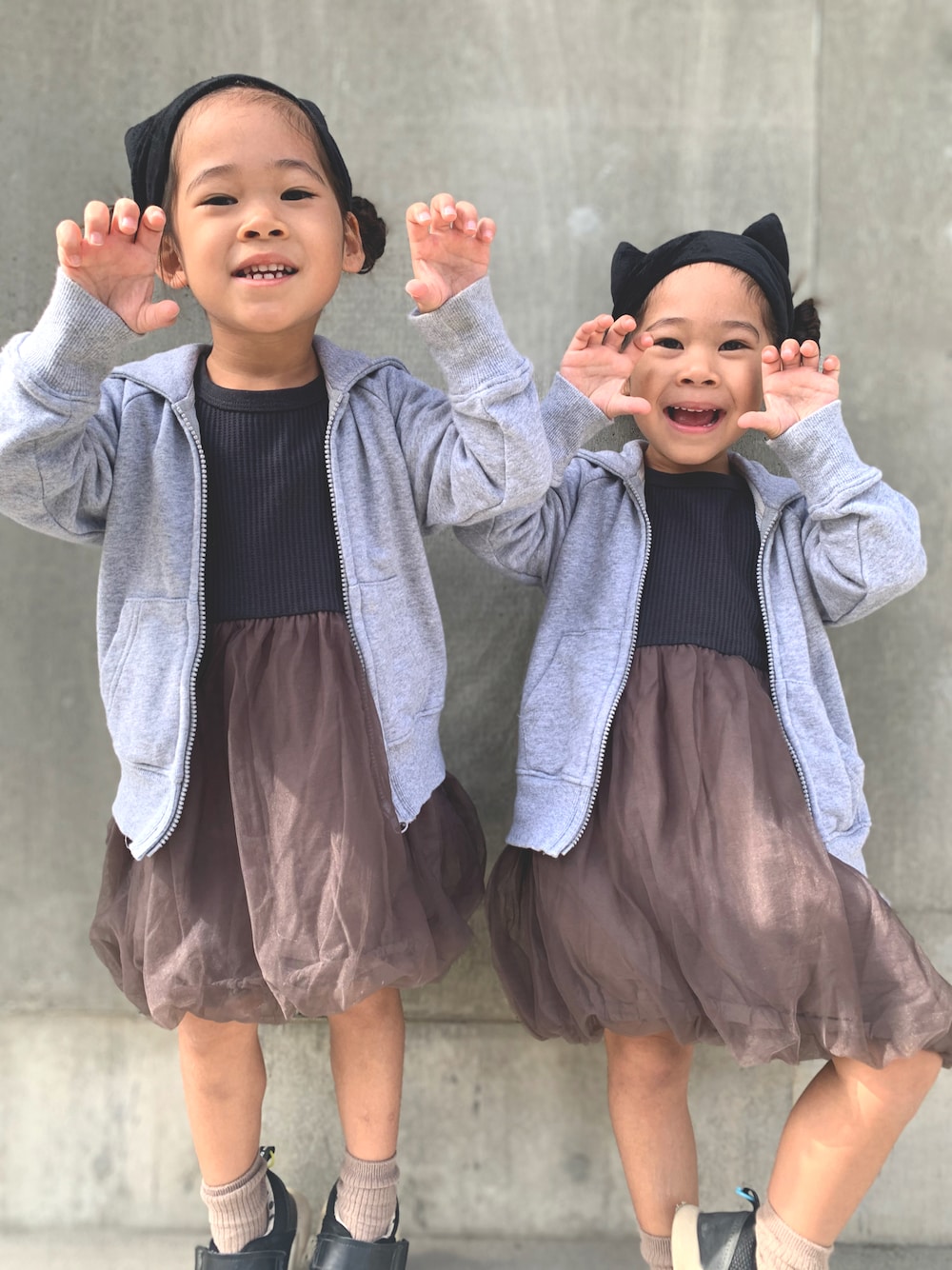 「秋服、キッズコーデ、女の子、ダークカラー、ネコ、パーカー、ワンピース、チュールスカート、ペアマノン、バースデイ、双子コーデ」｜「3coinsのアイテム（ヘアバンド、ブラック系）」を使った、rinatsutwinsさん（キッズ・90cm）の秋コーディネートの1枚目の写真