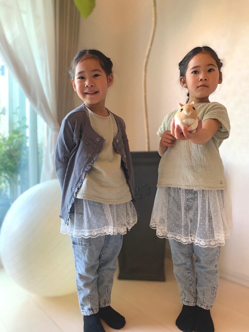 「女の子、キッズコーデ、ミントグリーン、レイヤードスタイル、デニム、レース、メロウ、アプレレクール、H&M、双子コーデ」｜「H&Mのアイテム（デニムパンツ、ブルー系）」を使った、rinatsutwinsさん（キッズ・100cm）の春コーディネートの1枚目の写真