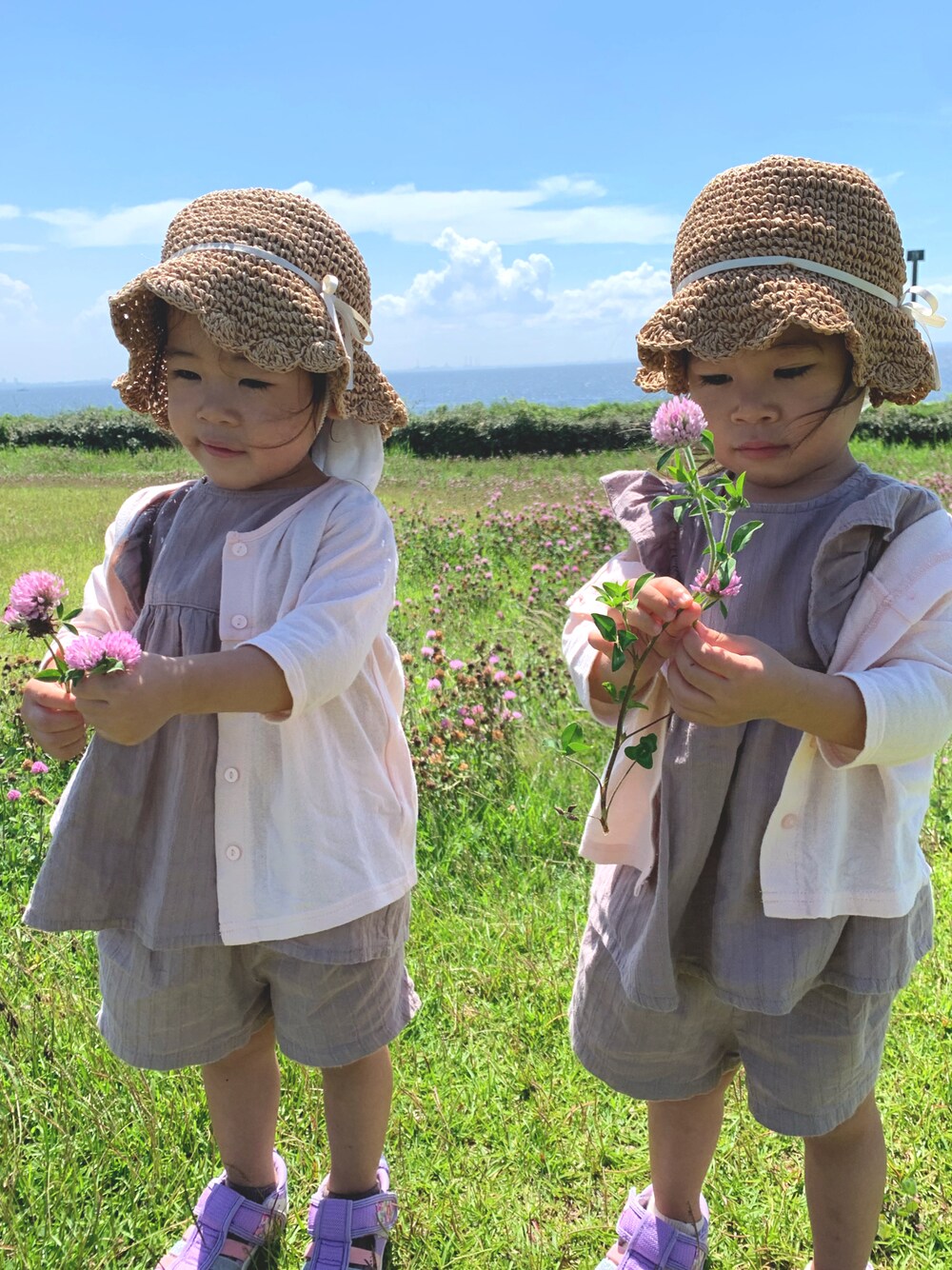 「キッズコーデ、女の子、休日スタイル、麦わら帽子、カーディガン、セットアップ、プティマイン、ブランシェス、IFME、双子コーデ」｜「petit mainのフリルチュニックセットアップ（アンサンブル、ベージュ系）」を使った、rinatsutwinsさん（キッズ・80cm）の夏コーディネートの1枚目の写真