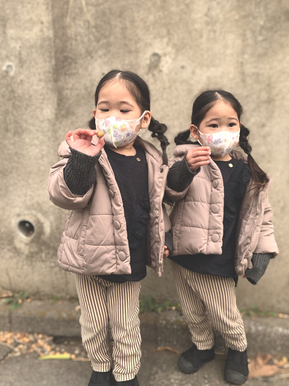 「キッズコーデ、ラクチンコーデ、ブラック、スウェット、フリル、ストライプパンツ、スリッポン、プティマイン、pairmanon、ブランシェス、双子コーデ」｜「petit mainのアイテム（ダウンジャケット/コート、ベージュ系）」を使った、rinatsutwinsさん（キッズ・90cm）の冬コーディネートの1枚目の写真