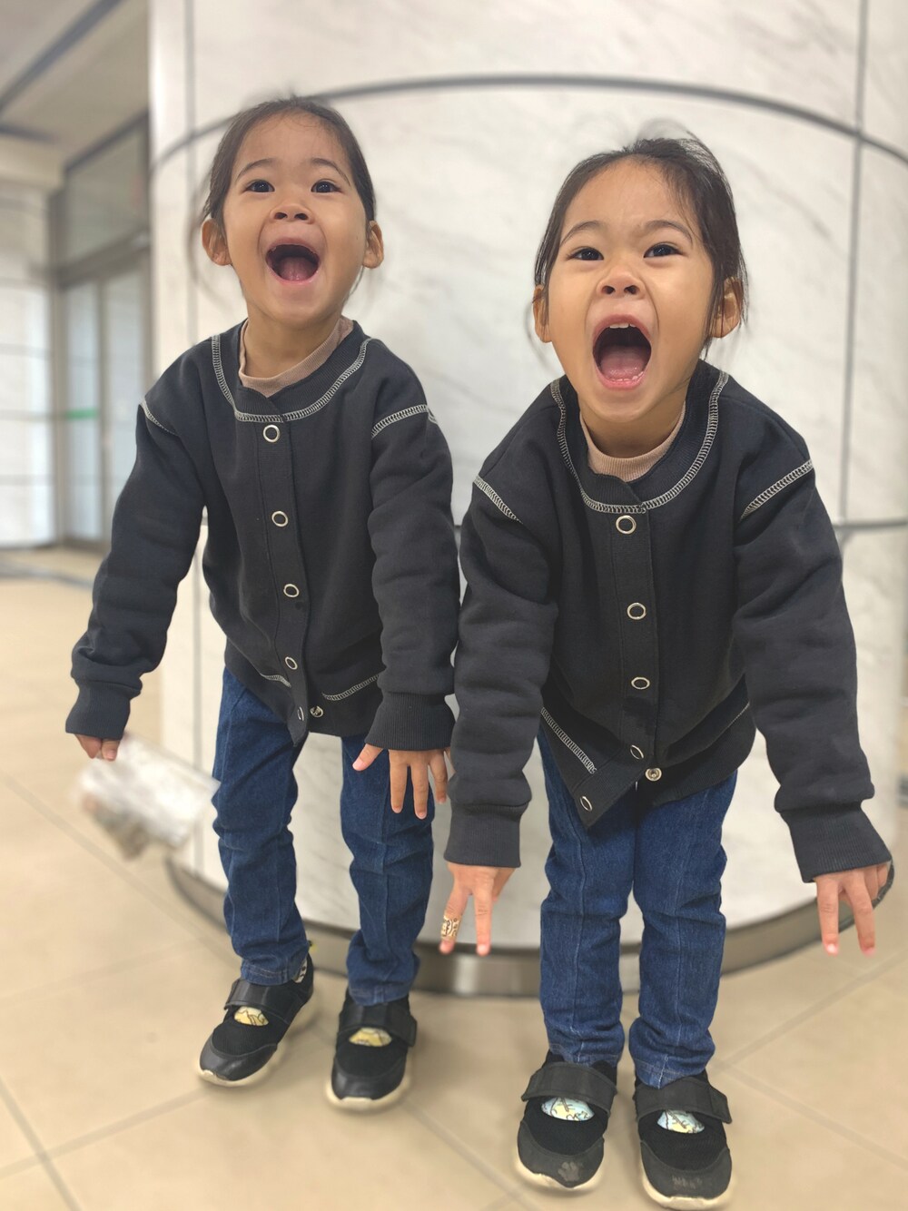 「ファッションを楽しもう、キッズファッション、秋冬コーデ、公園、カジュアル、女の子、スウェット、デニム、チャオパニックティピー(CIAOPANIC TYPY)、プティマイン、バースデイ、双子コーデ」｜「CIAOPANIC TYPYのアイテム（トップス、ブラック系）」を使った、rinatsutwinsさん（キッズ・90cm）の秋コーディネートの1枚目の写真