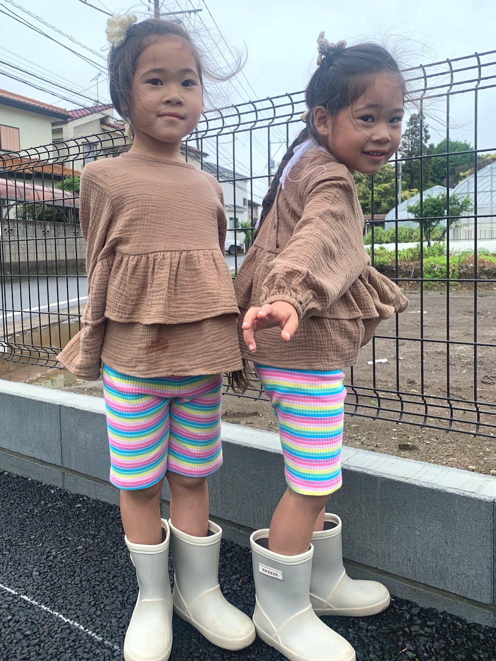 「キッズコーデ、女の子、韓国子供服、ガーゼシャツ、フリル、ショートレギンス、レギンス、レインボー、レインブーツ、BREEZE、双子コーデ」｜「韓国子供服のアイテム（トップス、ブラウン系）」を使った、rinatsutwinsさん（キッズ・100cm）の春コーディネートの1枚目の写真