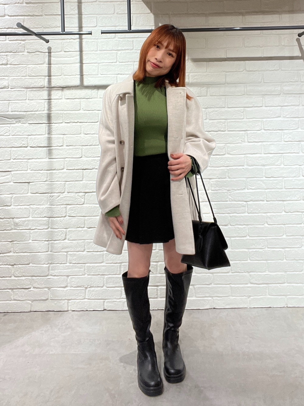 「冬コーデ、タートルネック、ブーツ、冬アウター、休日スタイル、クリスマスに着たい服、お出かけコーデ、デート、コート、グリーン、白コート、ロングブーツ、ショートパンツ、キュロット、低身長」｜「FREE'S MARTの◆［洗える］マシンウォッシャブルボトルネックニット（ニット/セーター、グリーン系）」を使った、sakiさん（レディース・155cm）の冬コーディネートの1枚目の写真
