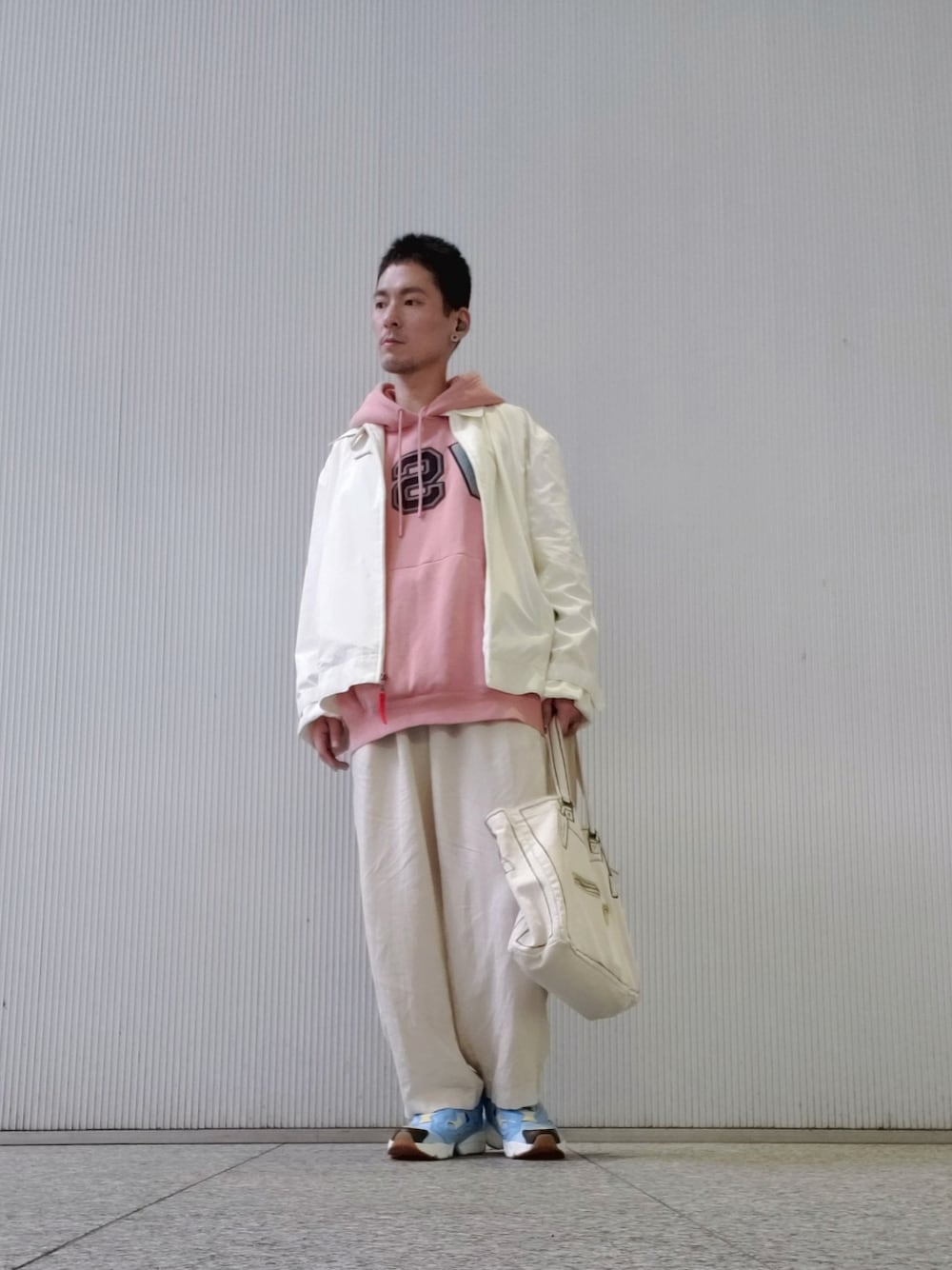 「カジュアル、春服、リラックススタイル、オーバーサイズ、春コーデ、ワイドパンツ」｜「SENSE OF PLACE by URBAN RESEARCHのリネンレーヨンタックワイドパンツ（その他パンツ、ベージュ系）」を使った、ポン太さん（メンズ・175cm）の春コーディネートの1枚目の写真