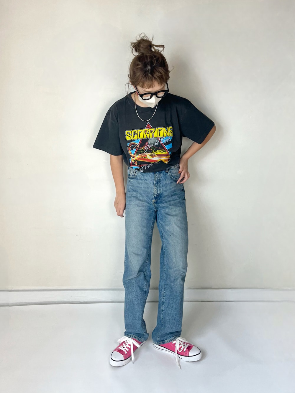「カジュアル、休日スタイル、バンドT、Tシャツ、GU、GOOD ROCK SPEED、グッドロックスピード、ロックT、キャンバススニーカー、スニーカー、デニム、メガネ女子、春コーデ、古着MIX」｜「GOOD ROCK SPEEDのSCORPIONS（Tシャツ/カットソー、ブラック系）」を使った、Yukina.さん（骨格ストレート・レディース・158cm）の春コーディネートの1枚目の写真