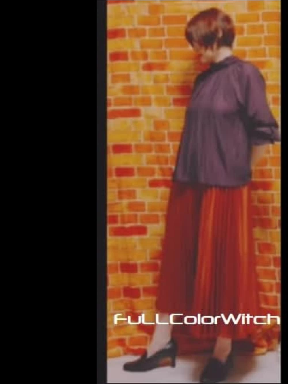 パープル系のシャツ/ブラウス、オレンジ系のスカートを着用したレディースの秋コーディネートの1枚目の写真