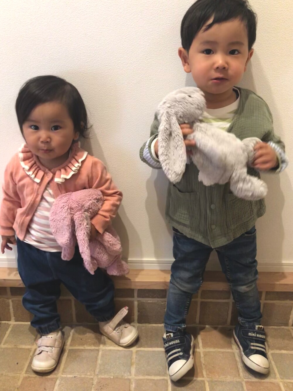 「デニム、春服みてみて、パステル映える春、デニムパンツ、プチプラ、スニーカーコーデ、リンクコーデ、兄妹コーデ、3歳男の子、1歳、男の子×女の子、ファーストトイ、無印良品、ボーダー、もちもちさくらもち2022」｜「無印良品のアイテム（デニムパンツ、ブルー系）」を使った、ao.rinさん（キッズ・80cm）の春コーディネートの1枚目の写真