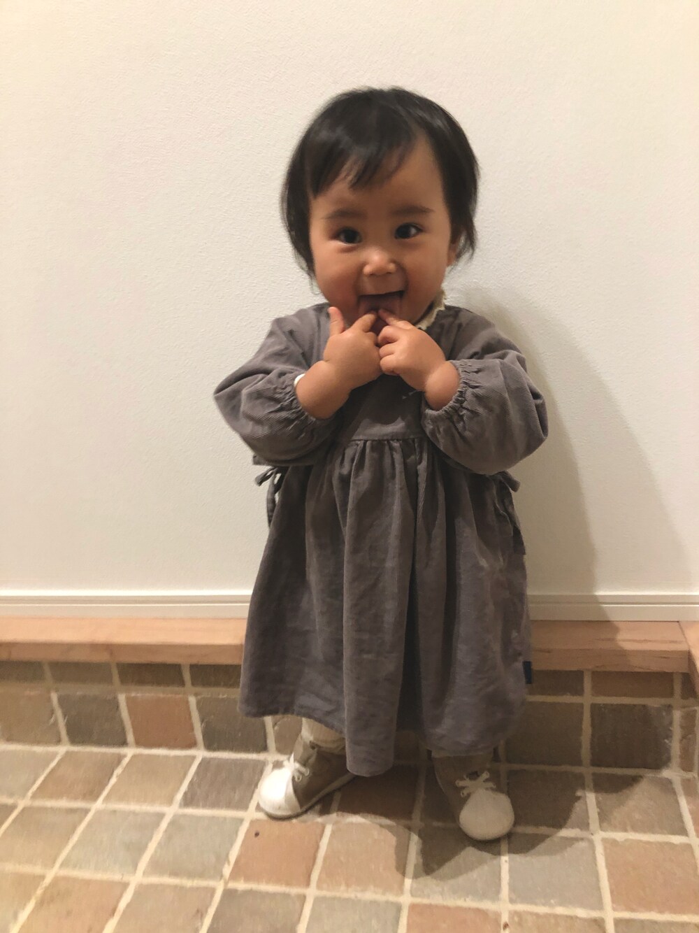 「キッズファッション、おんなのこコーデ、1歳、1歳5ヶ月、ワンピース、コーデュロイ、コーデュロイワンピース、女の子、プチプラコーデ、バースデイ」｜「Birthdayのアイテム（ワンピース、グレー系）」を使った、ao.rinさん（キッズ・100cm）の冬コーディネートの1枚目の写真