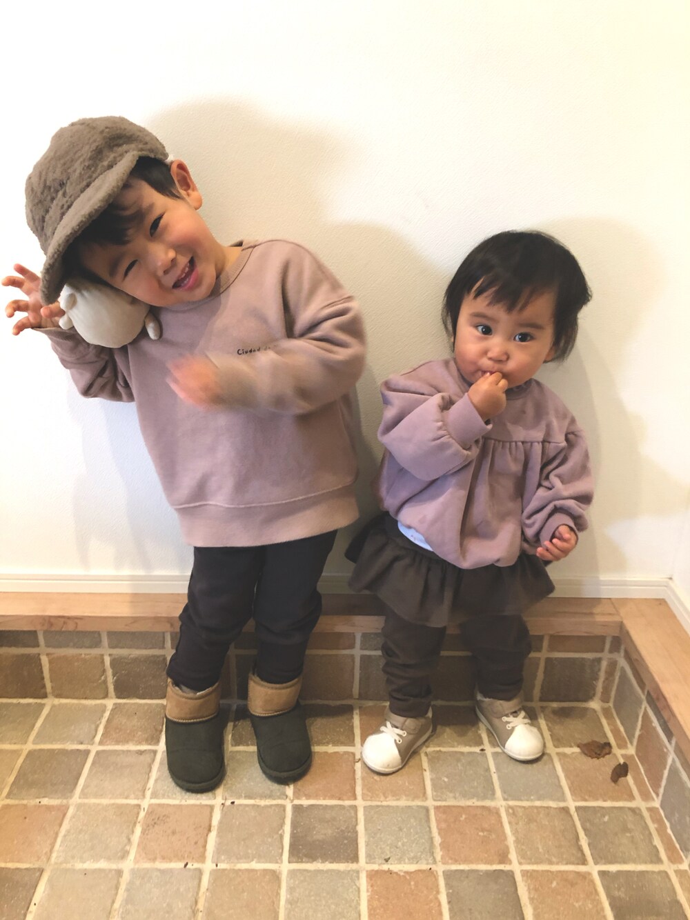 「カジュアルコーデ、トレーナー、ピンクコーデ、ピンクブラウン、兄妹コーデ、リンクコーデ、おそろいコーデ、男の子、女の子、3歳児、1歳児、キッズコーデ、ほっこり」｜「BREEZEの刺繍ボアキャップ（キャップ、ベージュ系）」を使った、ao.rinさん（キッズ・100cm）の秋コーディネートの1枚目の写真