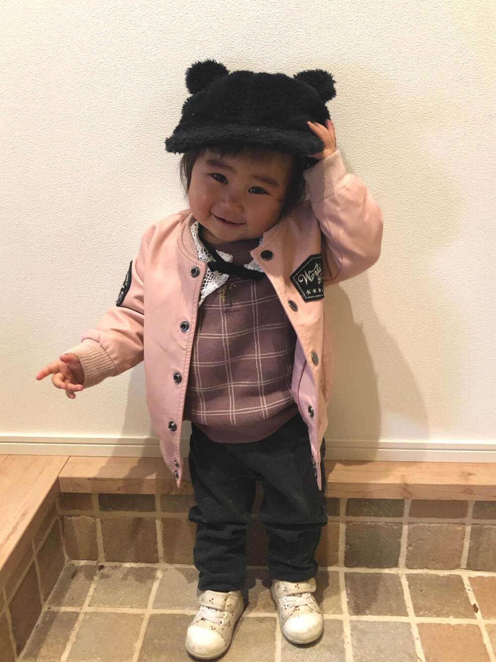 「キッズファッション、むすめ服、1歳、1歳5ヶ月、ピンクコーデ、ネコミミ、猫帽子、プチプラ、バースデイ、女の子、甘辛mix」｜「Birthdayのアイテム（スウェットパンツ、グレー系）」を使った、ao.rinさん（キッズ・100cm）の冬コーディネートの1枚目の写真