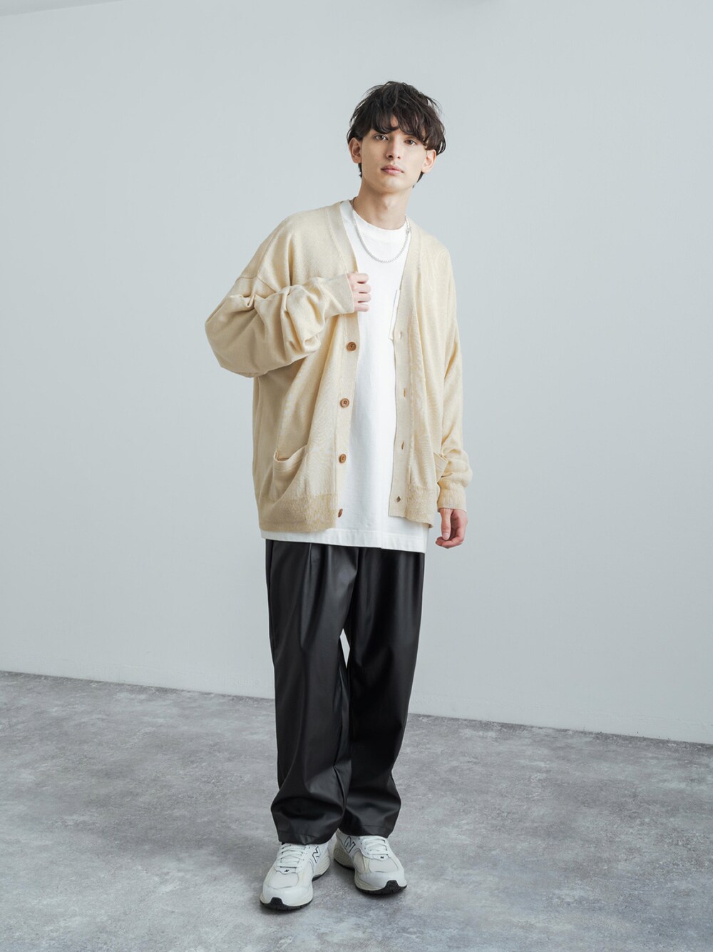「カーディガン、シンプルコーデ、ビッグシルエット、オトナカジュアル、休日スタイル、メンズファッション、メンズコーデ、リラックススタイル、レザーパンツ、バルーンパンツ、春コーデ、ストリートMIX、ストリートコーデ、きれいめカジュアル、カジュアル」｜「Rocky Monroeのオーバーサイズ アクリルニットルーズカーディガン / セーター 無地 ワンマイル ルームウェア（カーディガン/ボレロ、ホワイト系）」を使った、Rocky Monroeさん（メンズ・176cm）の春コーディネートの1枚目の写真