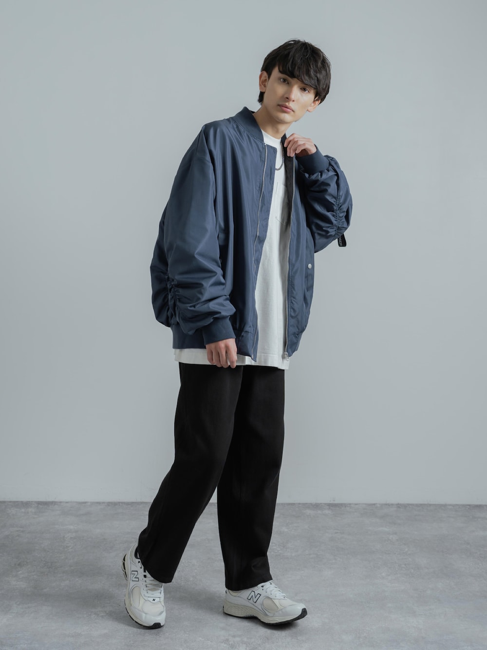 「MA-1、ブルゾン、秋コーデ、秋のコーデ、ストリート、ストリートコーデ、ワイドパンツ、オーバーサイズ、シンプル、きれいめカジュアル、秋、プチプラコーデ、大人カジュアル、カジュアルコーデ、ビッグシルエット」｜「Rocky Monroeのオーバーサイズ MA-1 ミリタリーフライトジャケット ドロップショルダーブルゾン（MA-1、ブルー系）」を使った、Rocky Monroeさん（メンズ・176cm）の秋コーディネートの1枚目の写真