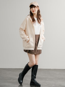 「アイテム（パーカー、ホワイト系）」を使った、Rocky Monroeさん（レディース・162cm）の秋コーディネート