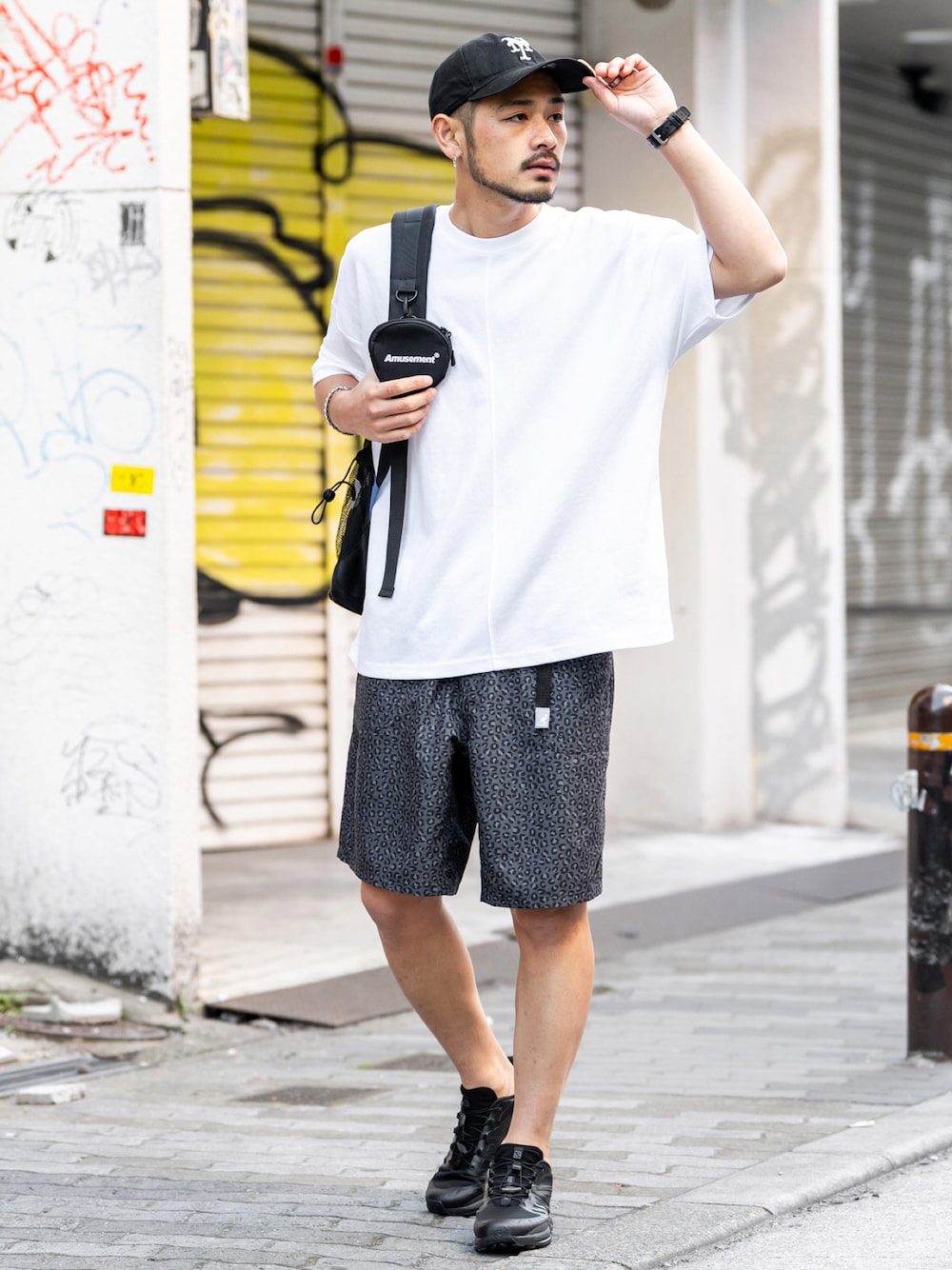 「ハーフパンツ、アウトドアスタイル、カジュアル、カジュアルコーデ、メンズファッション、春服、春、春のNewスタイル、プチプラ、ストリート、KANGOL、夏、お出かけコーデ、リラックススタイル、ラフ」｜「KANGOLの【KANGOL/カンゴール】別注コラボ 接触冷感 水陸両用ガーデニングクライミングショートパンツ/ボードショーツ（その他パンツ、ブラック系）」を使った、Rocky Monroeさん（メンズ・175cm）の春コーディネートの1枚目の写真