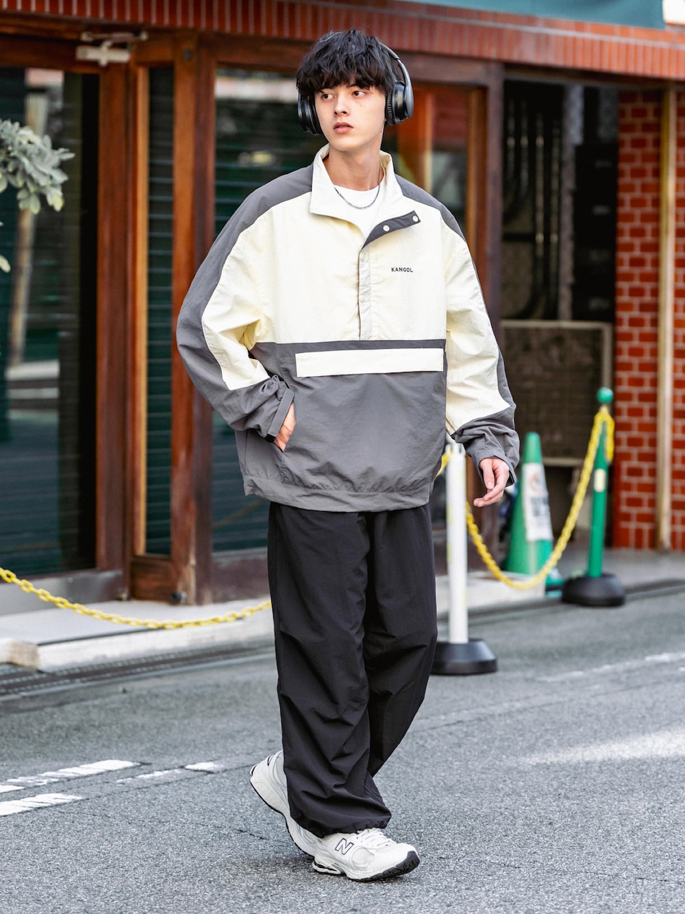 「アノラックパーカー、ブルゾン、スポーツミックス、ストリート、メンズファッション、秋コーデ、秋服、KANGOL、カジュアル、シンプルスタイル、ゆるコーデ、シンプル、プチプラ、冬アウター、キレイめ」｜「KANGOLのKANGOL カンゴール 別注コラボ オーバーサイズアノラックジャケット（ブルゾン、ホワイト系）」を使った、Rocky Monroeさん（メンズ・173cm）の秋コーディネートの1枚目の写真