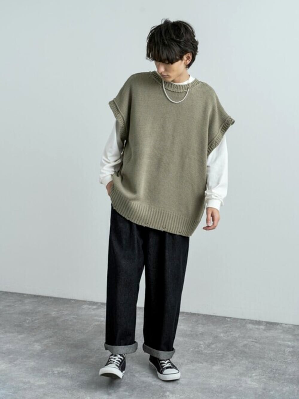 「カーディガン、秋のコーデ、ベスト、ワイドパンツ、デニムパンツ、ニットベスト、パールネックレス、秋コーデ、秋冬コーデ、ベスト×Tシャツ」｜「Rocky Monroeのダメージ加工 オーバーサイズ マルチウェイニットカーディガン ベスト（カーディガン/ボレロ、ベージュ系）」を使った、Rocky Monroeさん（メンズ・176cm）の秋コーディネートの1枚目の写真