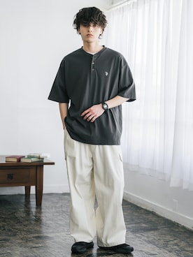 「U.S. POLO ASSN.（ユーエスポロアッスン）のU.S. POLO ASSN. ユーエスポロアッスン 別注コラボワンポイントロゴ刺繍天竺ヘンリーネック半袖Tシャツ（Tシャツ/カットソー、グレー系）」を使った、Rocky Monroeさん（メンズ・173cm）の春コーディネート