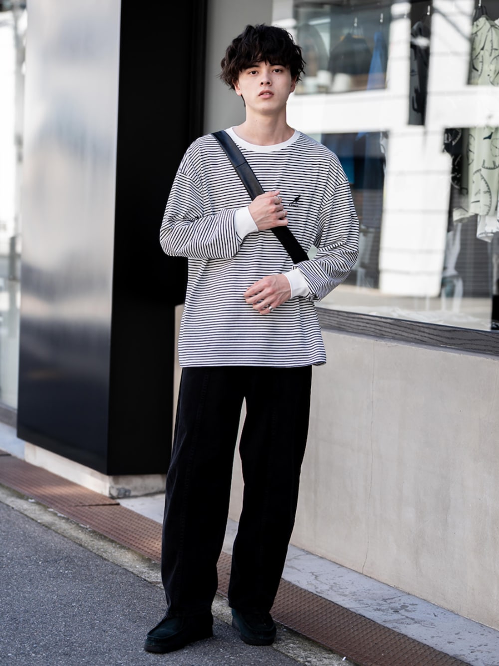 「デートコーデ、テーマパークコーデ、シンプルコーデ、メンズコーデ、秋服準備はじめました、休日スタイル、韓国ファッション、きれいめカジュアル、ロゴT、ボーダー、ボーダートップス、デニム、ワイドパンツ、KANGOL、Rocky Monroe」｜「KANGOLのKANGOL カンゴール 別注コラボオーバーサイズワンポイントロゴ刺繍長袖Tシャツ（Tシャツ/カットソー、ホワイト系）」を使った、Rocky Monroeさん（メンズ・173cm）の夏コーディネートの1枚目の写真