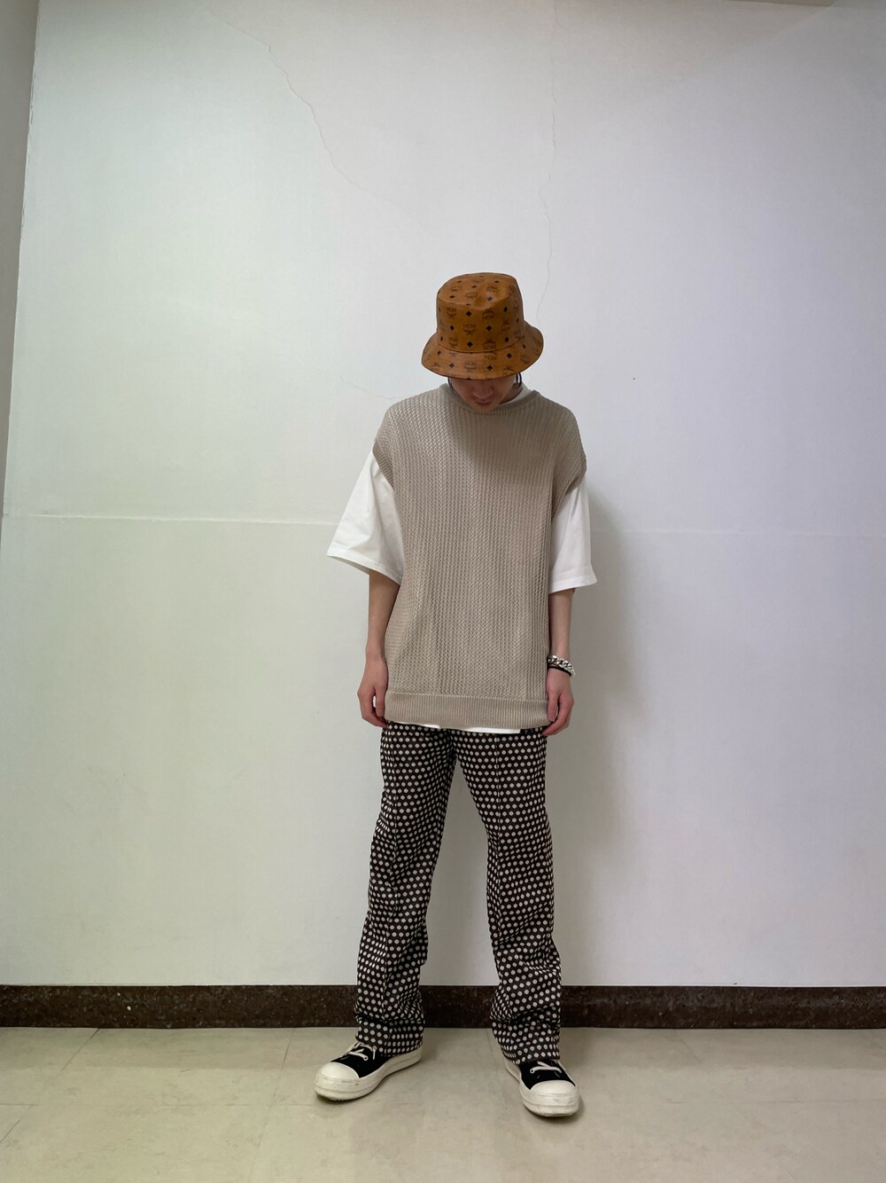 ブラウン系のパンツ、ホワイト系のTシャツ/カットソー、ホワイト系のTシャツ/カットソーを着用したメンズの春コーディネートの1枚目の写真