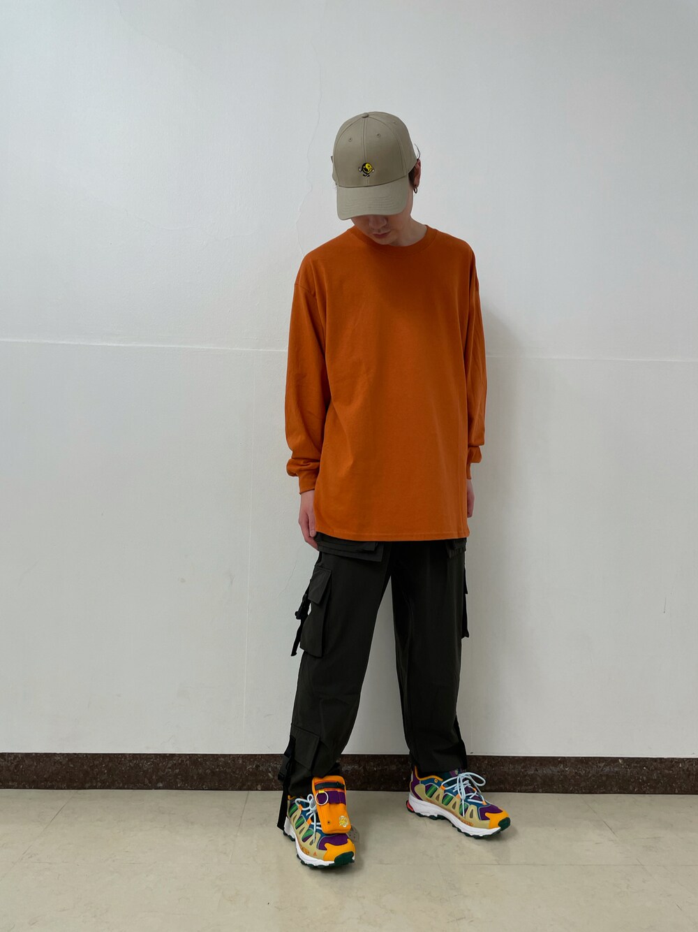 「カラーパンツ、adidas、ストリート、オレンジ、アディダス、コーディネート、アディダスオリジナルス、いいね、save、フォローお願いします🤑、seanwotherspoon」｜「KaneZのKaneZ/ケインズ/MR.YING YANG L/S TEE/バックプリントロングスリーブTシャツ（Tシャツ/カットソー、オレンジ系）」を使った、ハヤカワカイさん（メンズ・173cm）の秋コーディネートの1枚目の写真