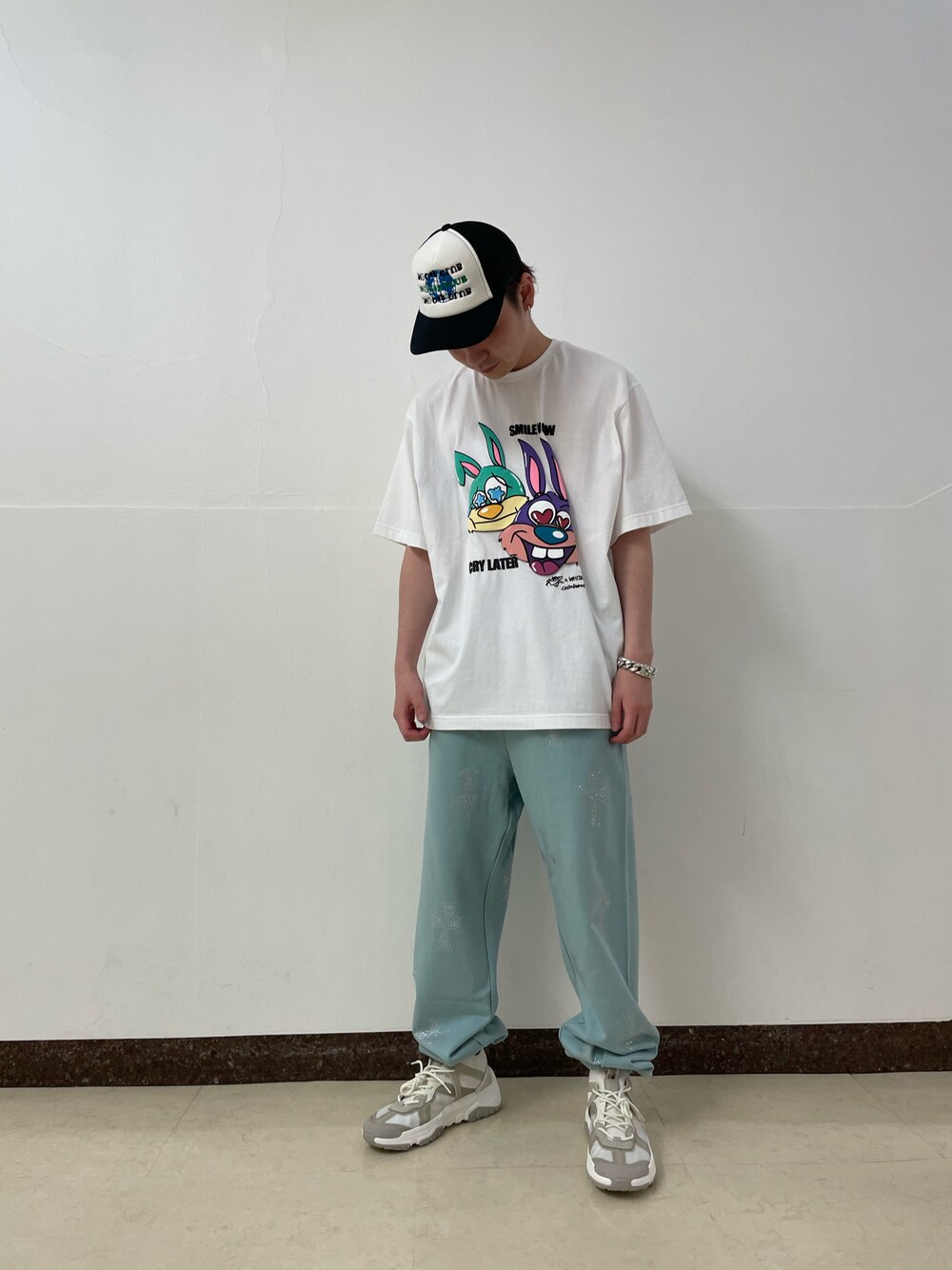 ホワイト系のTシャツ/カットソー、ブルー系のその他パンツを着用したメンズの夏コーディネートの1枚目の写真