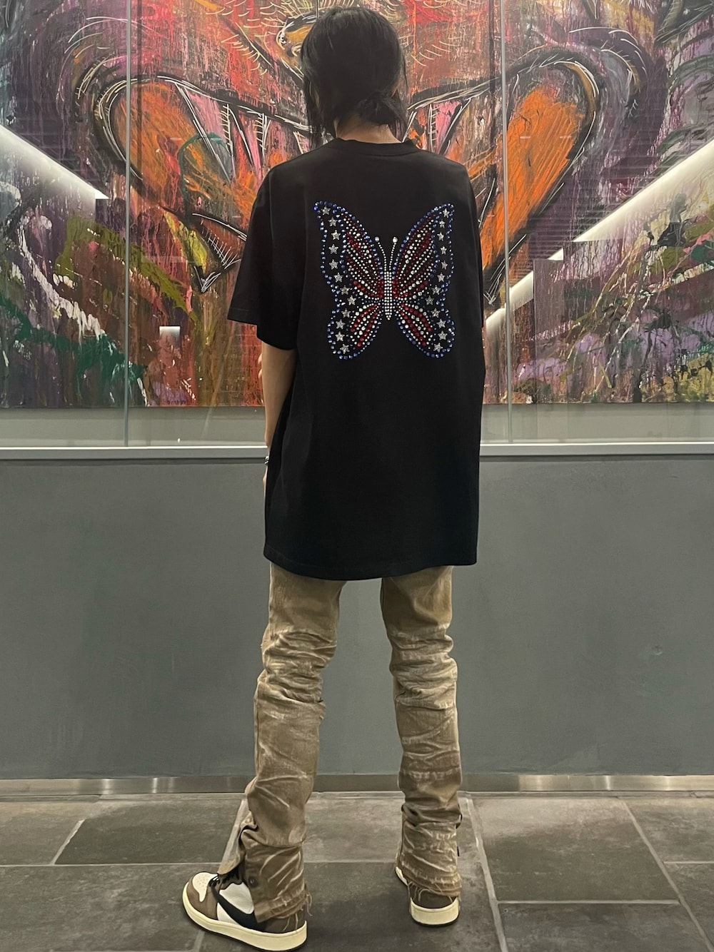 「AIR JORDAN、aj1、黒Tシャツ、ハイブランド、vetements、ストリートファッション、ストリートコーデ、いいね、save、フォローお願いします🤑、相互フォロー、いいね返し、フォローミー、ナイキ、ナイキスニーカー、ハイカットスニーカー、ストリートMIX」｜「VETEMENTSのアイテム（Tシャツ/カットソー、ブラック系）」を使った、Date(だて)さん（メンズ・168cm）の秋コーディネートの1枚目の写真