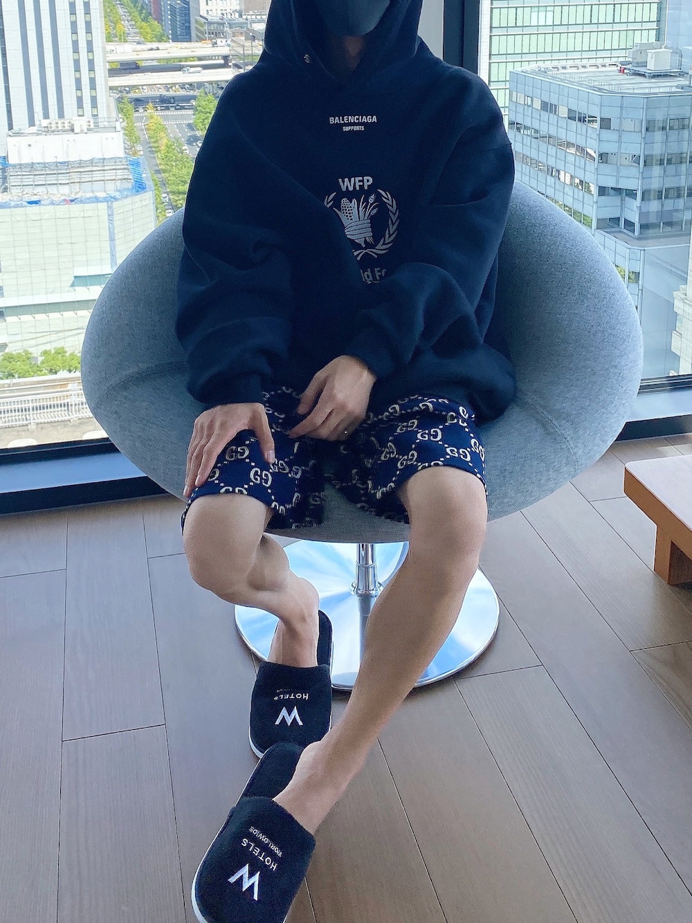 「バレンシアガ、ビックシルエット、黒パーカー、パーカーコーデ、短パン、GUCCI、グッチ、ハイブランド、いいね、save、フォローお願いします🤑、いいね返し、相互フォロー、FUDGEBOYのトラッドスタイル」｜「BALENCIAGAのBalenciaga World Food Programme Oversize Brushed Felt Hoodie（スウェット、ブラック系）」を使った、Date(だて)さん（メンズ・168cm）の夏コーディネートの1枚目の写真