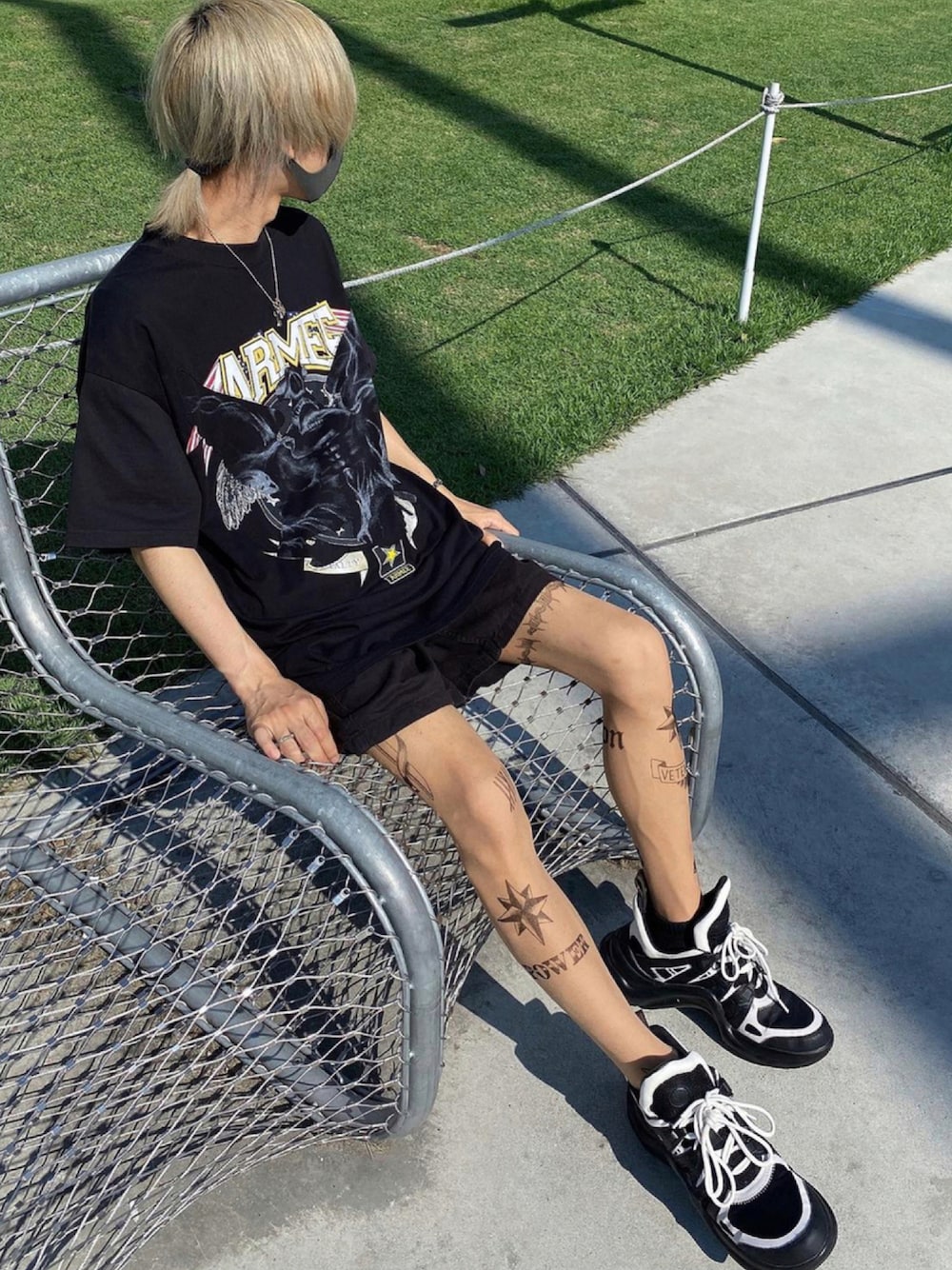 「ショートパンツ、オールブラック、Chrome Hearts、ショーツ、金髪、短パン、ハイブランド、タトゥータイツ、LouisVuitton、黒Tシャツ、相互フォロー、vetements、いいね、save、フォローお願いします🤑、いいね返し、ダッドスニーカー」｜「LOUIS VUITTONのアイテム（スニーカー、ブラック系）」を使った、Date(だて)さん（メンズ・168cm）の秋コーディネートの1枚目の写真