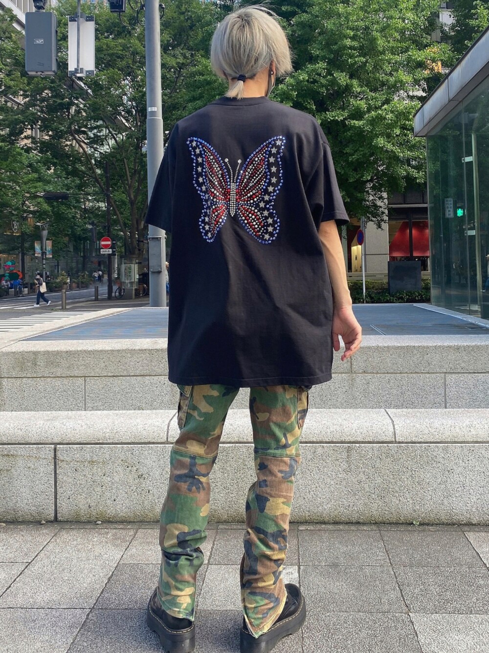 「迷彩、マーチン、ドクターマーチン、vetements、mnml、いいね、save、フォローお願いします🤑、いいね返し、夏コーデ、キラキラ、厚底、ストリートコーデ、ストリートMIX、ストリート系、ストリートカジュアル、黒Tシャツ」｜「VETEMENTSのアイテム（Tシャツ/カットソー、ブラック系）」を使った、Date(だて)さん（メンズ・168cm）の夏コーディネートの1枚目の写真