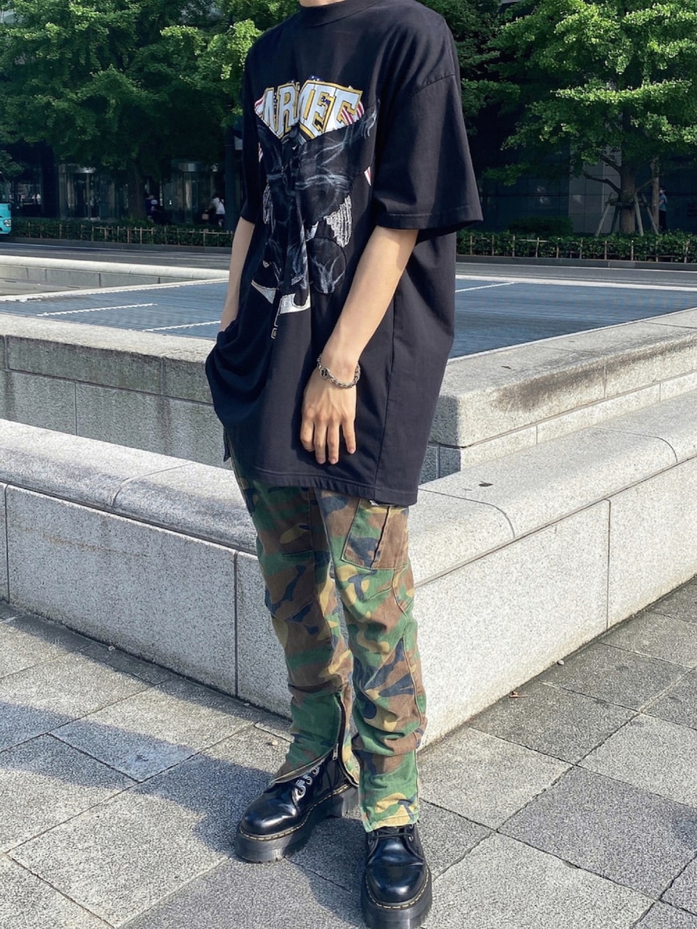 「vetements、mnml、Dr.Martens、ドクターマーチン、マーチン、迷彩、迷彩パンツ、ミリタリーコーデ、ミリタリーパンツ、ヴェトモン、いいね、save、フォローお願いします🤑、いいね返し、相互フォロー、黒Tシャツ、厚底ブーツ」｜「VETEMENTSのアイテム（Tシャツ/カットソー、ブラック系）」を使った、Date(だて)さん（メンズ・168cm）の秋コーディネートの1枚目の写真