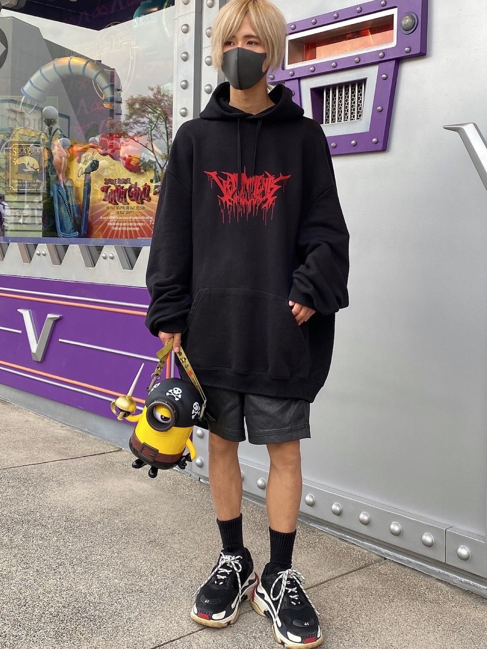 「マスク、ショーツ、金髪、BALENCIAGA、短パン、バレンシアガ、パーカーコーデ、相互フォロー、vetements、いいね、save、フォローお願いします🤑、いいね返し、トリプルS、ダッドスニーカー、ダットシューズ、未来のWEARISTAプロジェクト」｜「VETEMENTSのアイテム（パーカー、ブラック系）」を使った、Date(だて)さん（メンズ・168cm）の冬コーディネートの1枚目の写真