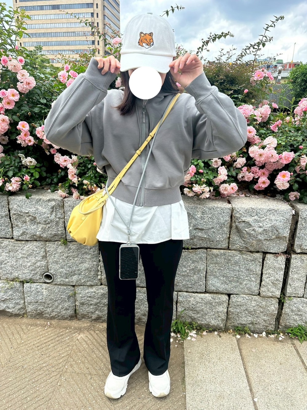 「やっぱり帽子が好き、kitsune、白キャップ、UNIQLO、パーカー、低身長コーデ、ショルダーバッグ、プチプラ、スポーツミックス、スニーカー」｜「NIKEのNIKE ナイキ W RYZ 365 II WCU4874 100WHT/WHT（スニーカー、ホワイト系）」を使った、mmmさん（レディース・155cm）の夏コーディネートの1枚目の写真