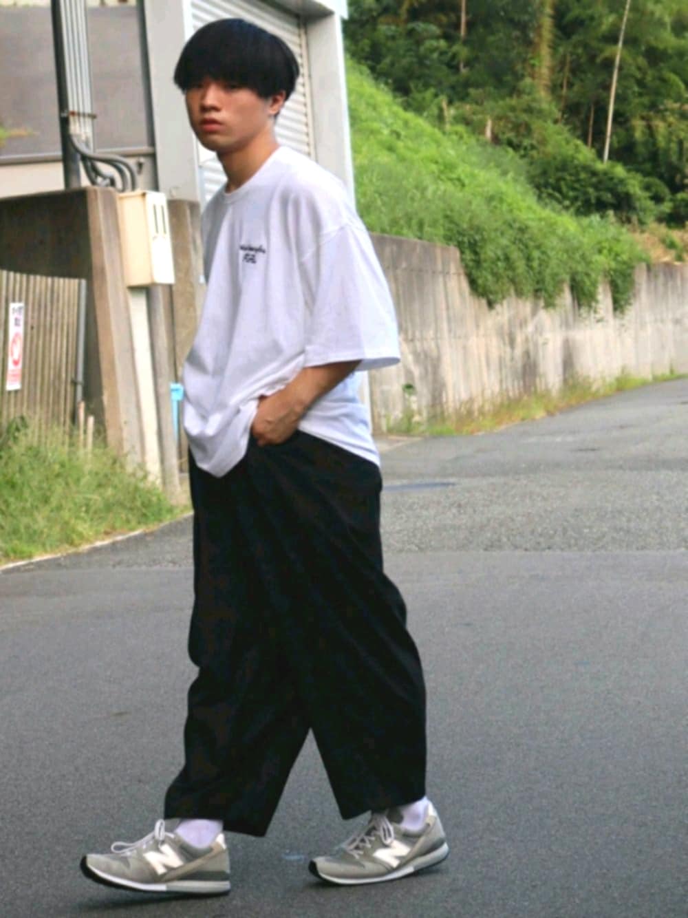 ホワイト系のTシャツ/カットソー、ブラック系のその他パンツ、グレー系のスニーカーを着用したメンズの夏コーディネートの1枚目の写真