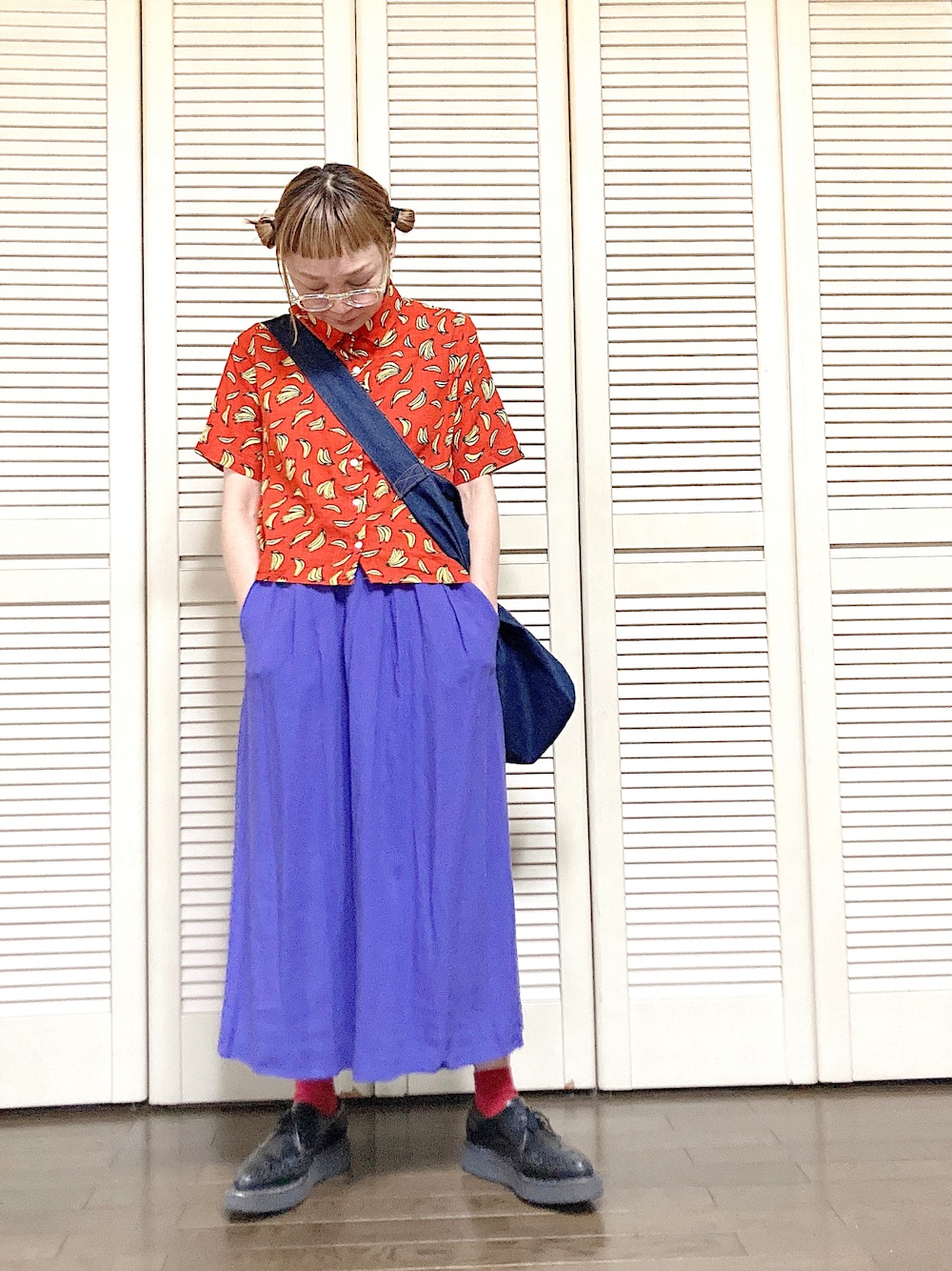 「夏コーデ、シャツスタイル、柄シャツ、ロングスカート、ショルダーバッグ、デニム、カラーソックス、ドレスシューズ、zucca、パープル、メガネ女子、初夏コーデ、古着MIX、春夏コーデ」｜「Handmadeのアイテム（ショルダーバッグ、ブルー系）」を使った、ぽん。さん（レディース・158cm）の春コーディネートの1枚目の写真
