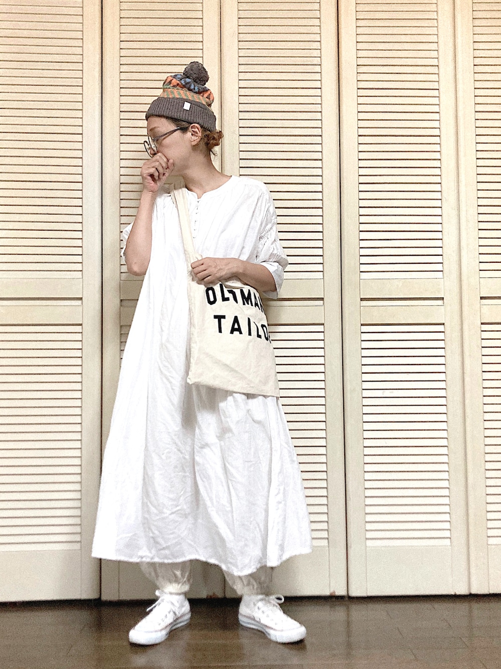 「ニット帽、ワンピース、ロングワンピース、ショルダーバッグ、白スニーカー、スニーカー、コンバース、メガネ女子、休日スタイル、お出かけコーデ、淡色コーデ、プチプラ」｜「earth music&ecologyのシャーリングスリーブワンピース ＊（ワンピース、ホワイト系）」を使った、ぽん。さん（レディース・158cm）の秋コーディネートの1枚目の写真