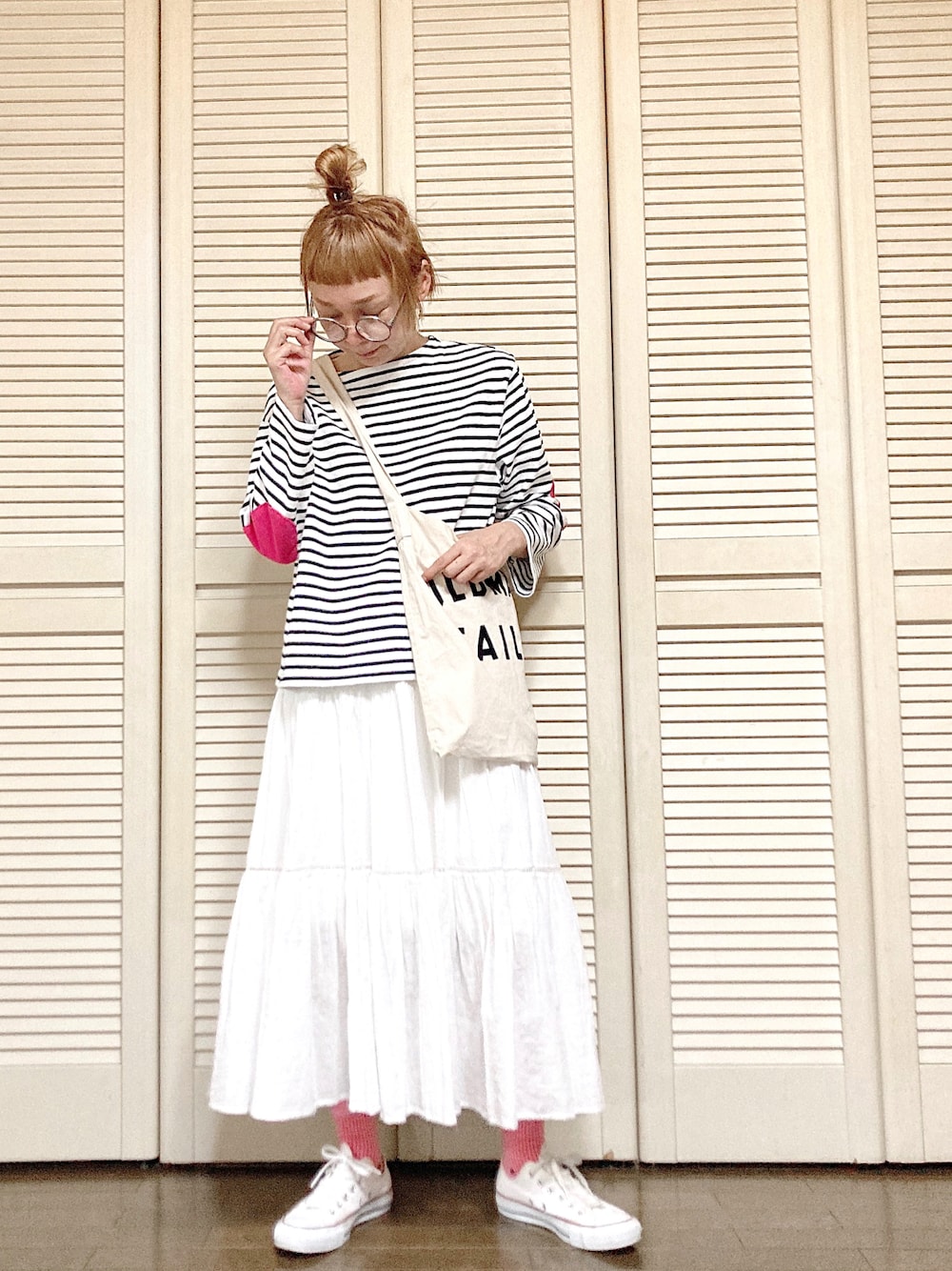 「ボーダー、休日コーデ、BEAMS BOY、ショルダーバッグ、ティアードスカート、白スカート、ロングスカート、ピンク、白スニーカー、コンバース、メガネ女子」｜「古着のアイテム（スカート、ホワイト系）」を使った、ぽん。さん（レディース・158cm）の春コーディネートの1枚目の写真