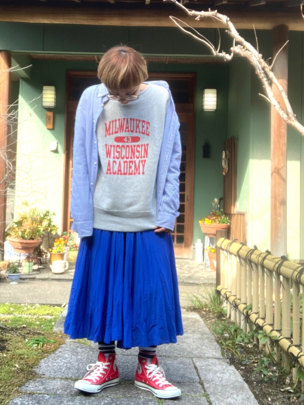 「ストライプシャツ、UNIQLO、ユニクロ、スウェット、チャンピオン、Champion、ギャザースカート、antiqua、ハイカットスニーカー、コンバース、ショートヘア、キノコヘアー、メガネ女子、カレッジロゴ」｜「antiquaの惚れ色で甘さだけじゃない、大人ガーリー。『揺れ感、ふわっと、愛されのオキテ。』フレアデザインスカート（スカート、ブルー系）」を使った、ぽん。さん（レディース・158cm）の冬コーディネートの1枚目の写真