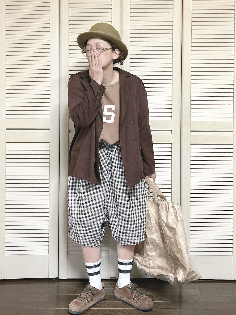 ブラウン系のテーラードジャケット、ブラウン系のスウェット、ブラウン系のパンツを着用したレディースの秋コーディネートの1枚目の写真