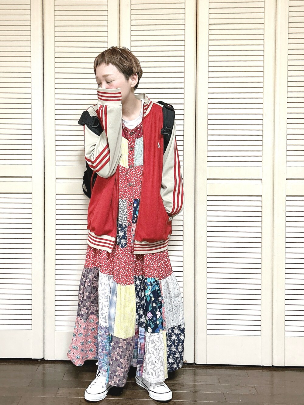 「トラックジャケット、ジャージ、adidas、古着MIX、パッチワーク、ワンピース、ロングワンピース、リュック、スニーカー、コンバース、古着女子、春コーデ、春色、休日スタイル、お出かけコーデ」｜「visage souriant fine!のアイテム（ワンピース、レッド系）」を使った、ぽん。さん（レディース・158cm）の春コーディネートの1枚目の写真