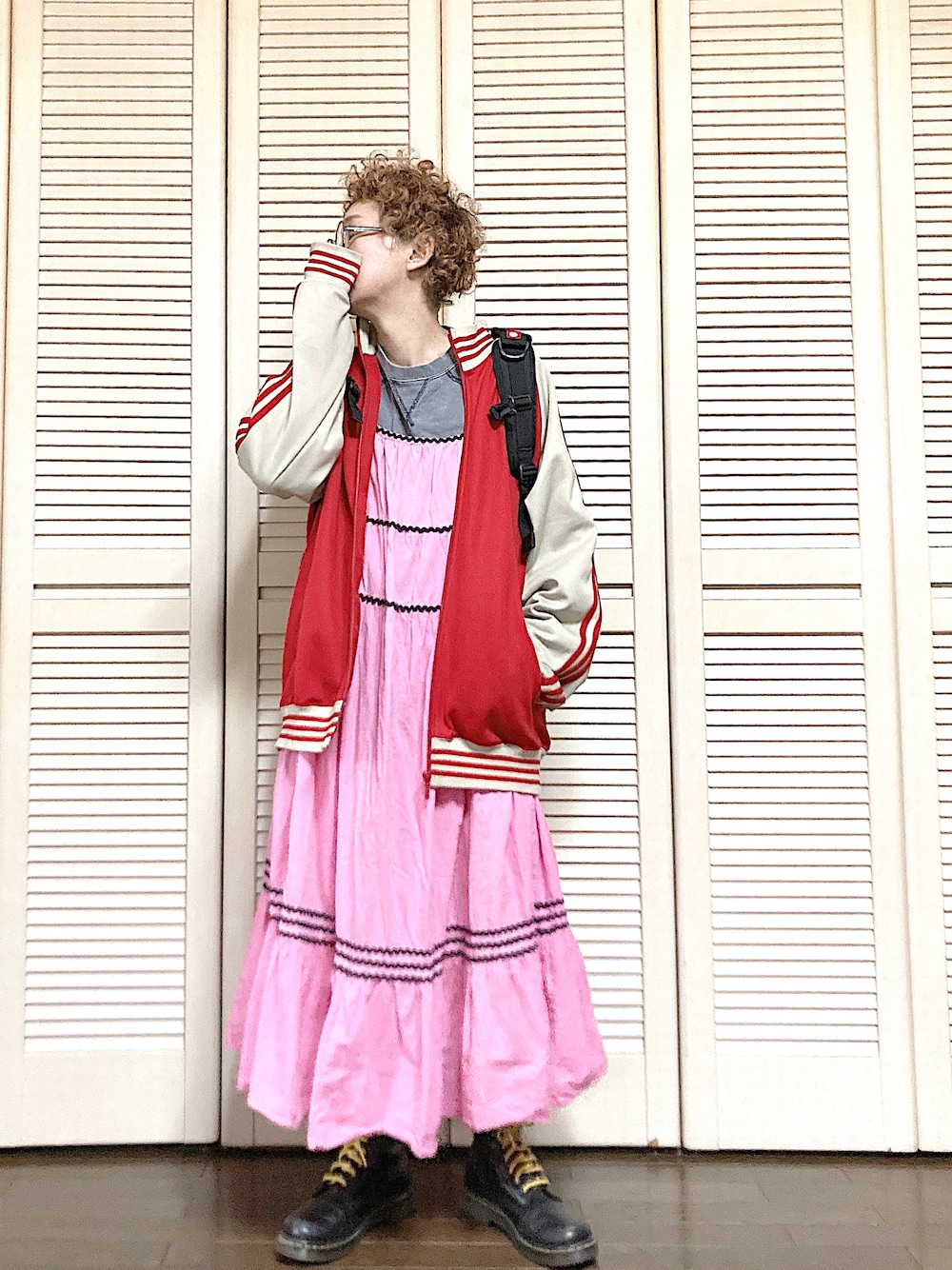 「トラックジャケット、ジャージ、スウェット、古着MIX、キャミワンピ、ティアードワンピース、BEAMS BOY、adidas、Dr.Martens、ブーツ、リュック、メガネ女子、ファッションを楽しもう、秋冬コーデ、スポーツミックス」｜「BEAMS BOYのtrepied × BEAMS BOY / テープ キャミソール ドレス（ワンピース、レッド系）」を使った、ぽん。さん（レディース・158cm）の秋コーディネートの1枚目の写真