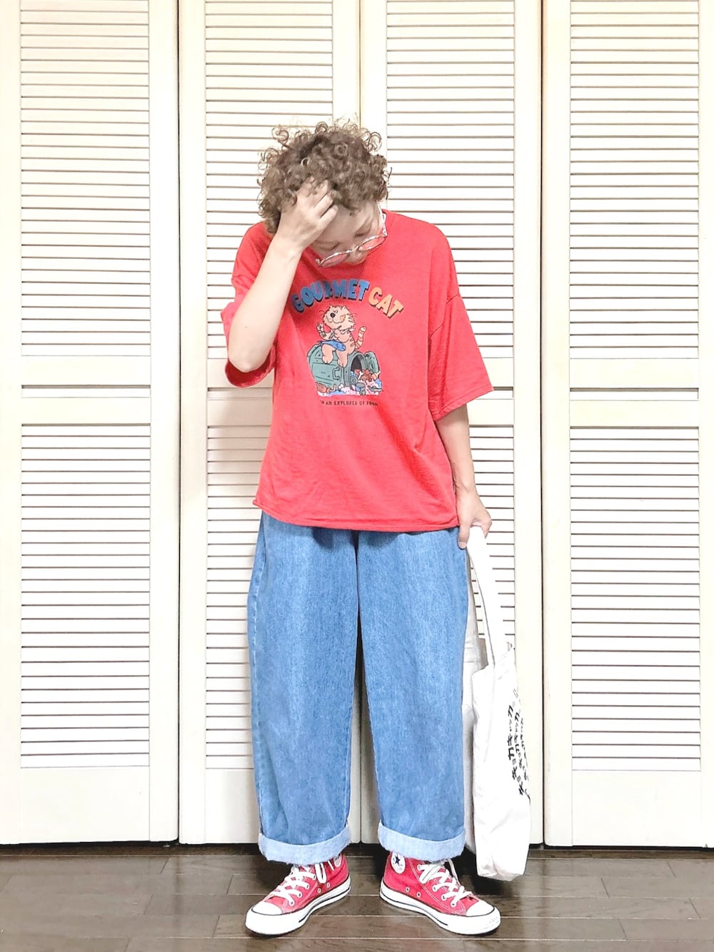 「ロゴT、RODEO CROWNS WIDE BOWL、デニム、デニムパンツ、テーパードパンツ、古着MIX、トートバッグ、コンバース、スニーカー、メガネ女子、古着女子、休日スタイル、ゆるコーデ、メンズライク、おうちファッション」｜「古着のアイテム（デニムパンツ、ブルー系）」を使った、ぽん。さん（レディース・158cm）の秋コーディネートの1枚目の写真