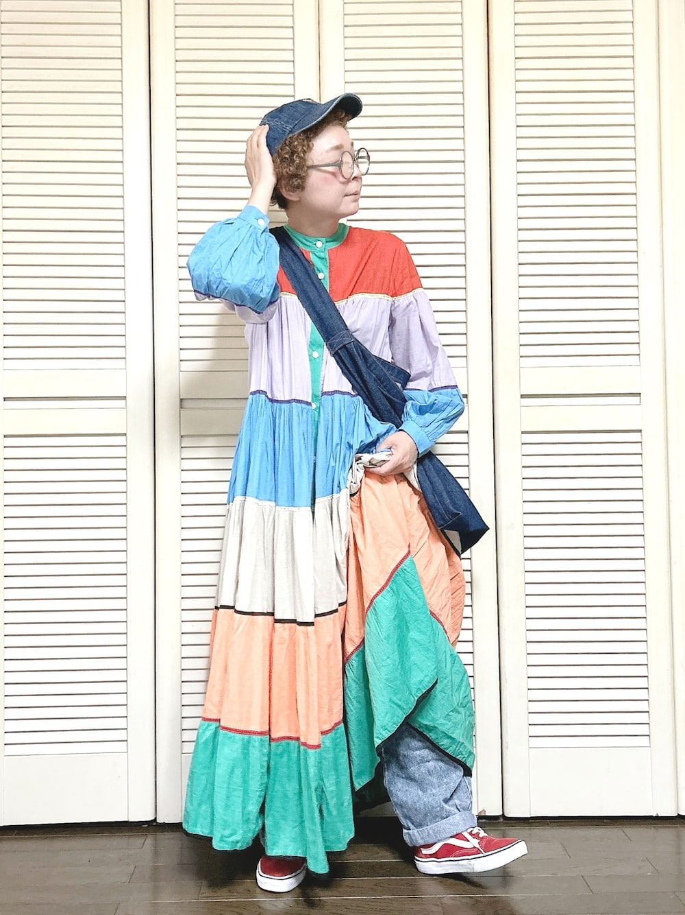 「キャップ、Polo Ralph Lauren、ワンピース、ティアードワンピース、ロングワンピース、ショルダーバッグ、デニム、スニーカー、VANS、メガネ女子、古着MIX、古着女子、カラフル、春コーデ、古着コーデ」｜「古着のアイテム（ワンピース/ドレス、その他）」を使った、ぽん。さん（レディース・158cm）の春コーディネートの1枚目の写真