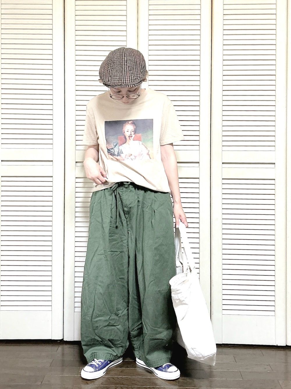 「ハンチング、チェック、プチプラ、バルーンパンツ、カーゴパンツ、kutir、トートバッグ、スニーカー、コンバース、メガネ女子、古着MIX、used、古着女子、休日スタイル」｜「kutirのコットンバルーンパンツ（カーゴパンツ、グリーン系）」を使った、ぽん。さん（レディース・158cm）の夏コーディネートの1枚目の写真