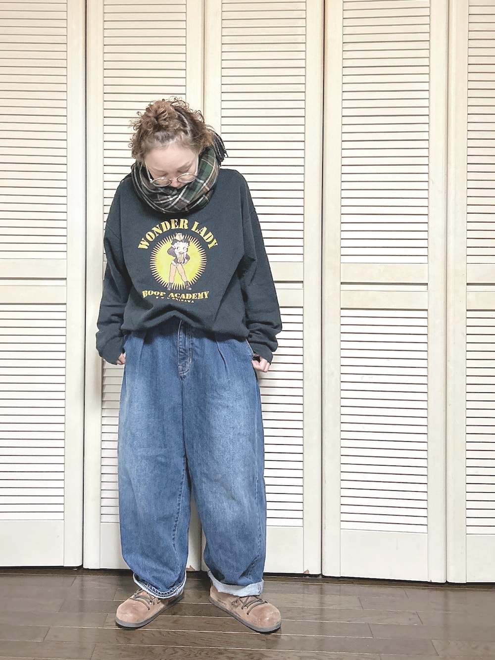 「マフラーぐるぐる、チェック、スウェット、ビッグシルエット、古着MIX、デニム、バルーンパンツ、birkenstock、メガネ女子、冬コーデ、休日スタイル」｜「FUNALIVEのcotopone F/タックペグトップデニムパンツ（デニムパンツ、ブルー系）」を使った、ぽん。さん（レディース・158cm）の冬コーディネートの1枚目の写真