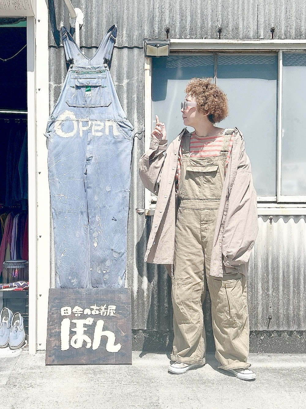 「オーバーオール、サロペット、RNA、ベージュ、古着MIX、古着、古着コーデ、古着女子、古着屋、アメカジ、used、vintage、春コーデ、ヴィンテージ、ビンテージ」｜「RNAのO0621 フラップポケットオーバーオール（サロペット/オーバーオール、ベージュ系）」を使った、ぽん。さん（レディース・158cm）の春コーディネートの1枚目の写真