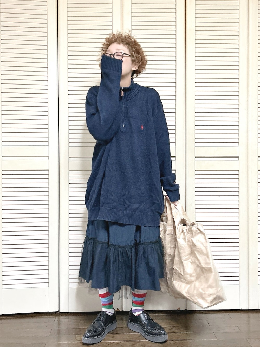 「ニット、Polo Ralph Lauren、ビッグシルエット、ティアードスカート、トートバッグ、ボーダー、ドレスシューズ、zucca、メガネ女子、休日スタイル、ネイビー、古着MIX、古着女子、古着、ヴィンテージ」｜「DOLLUPOOPSのヘムチュール配色インベルスカート（スカート、ブルー系）」を使った、ぽん。さん（レディース・158cm）の冬コーディネートの1枚目の写真
