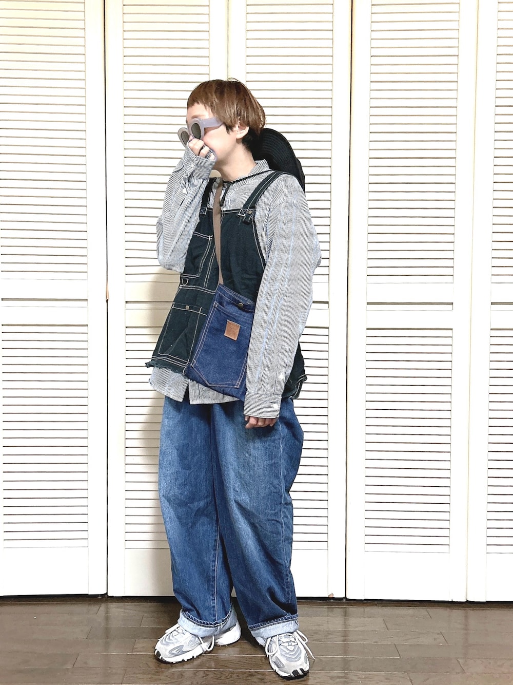 「ハット、ストライプ、シャツスタイル、ベスト、デニム、バルーンパンツ、ショルダーバッグ、スニーカー、New Balance、アウトドアスタイル、キャンプ、お出かけコーデ、休日スタイル」｜「FUNALIVEのcotopone F/タックペグトップデニムパンツ（デニムパンツ、ブルー系）」を使った、ぽん。さん（レディース・158cm）の春コーディネートの1枚目の写真