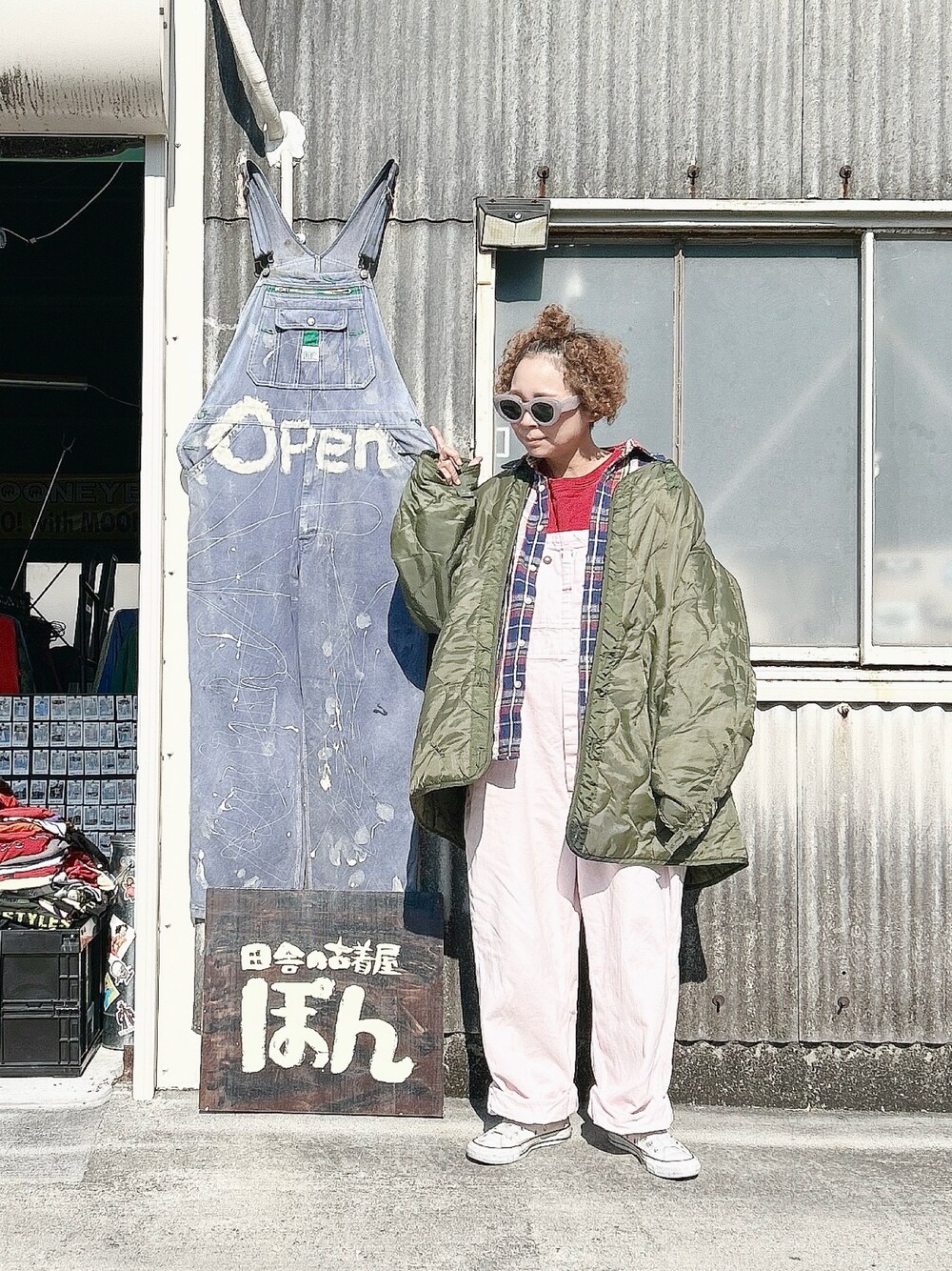 「オーバーオール、サロペット、オールインワン、ピンク、BEAMS BOY、BIGMAC、古着MIX、古着、古着コーデ、古着女子、古着屋、used、VINTAGE、ヴィンテージ、ビンテージ」｜「BEAMS BOYのBIGMAC × BEAMS BOY / 別注 オーバーダイ オーバーオール 22SS（サロペット/オーバーオール、ピンク系）」を使った、ぽん。さん（レディース・158cm）の冬コーディネートの1枚目の写真