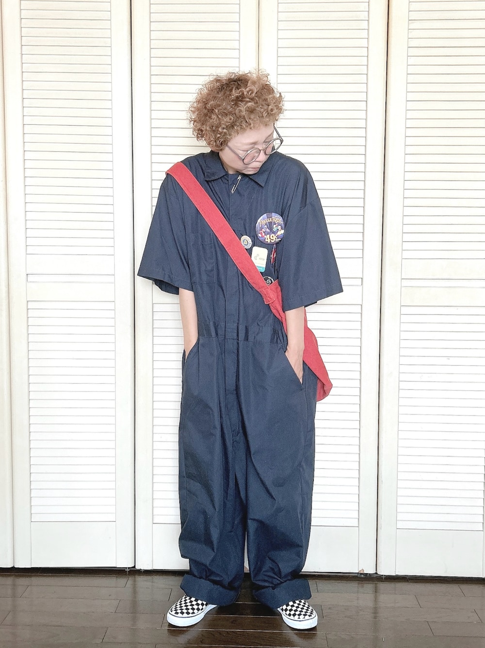 「つなぎ、オールインワン、Dickies、スニーカー、スリッポン、VANS、メガネ女子、古着女子、アウトドアスタイル、ショルダーバッグ、メンズライク、シンプルコーデ、ネイビー」｜「VANSのVANS/ヴァンズ CLASSIC SLIP-ON/クラシックスリッポン/VN000EYEBWW（スニーカー、ブラック系）」を使った、ぽん。さん（レディース・158cm）の秋コーディネートの1枚目の写真