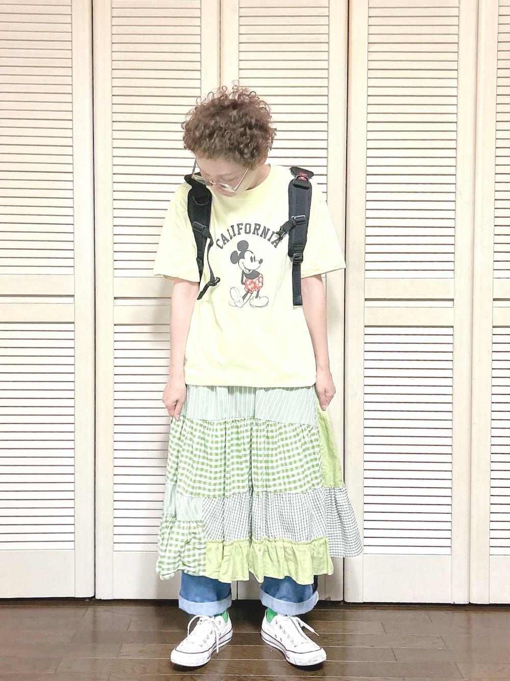 「ミッキー、夏だ！Tシャツ着よう！、古着MIX、used、リュック、ティアードスカート、ギンガムチェック、チェック、デニム、スニーカー、コンバース、メガネ女子、古着女子、夏コーデ」｜「古着のアイテム（スカート、グリーン系）」を使った、ぽん。さん（レディース・158cm）の夏コーディネートの1枚目の写真